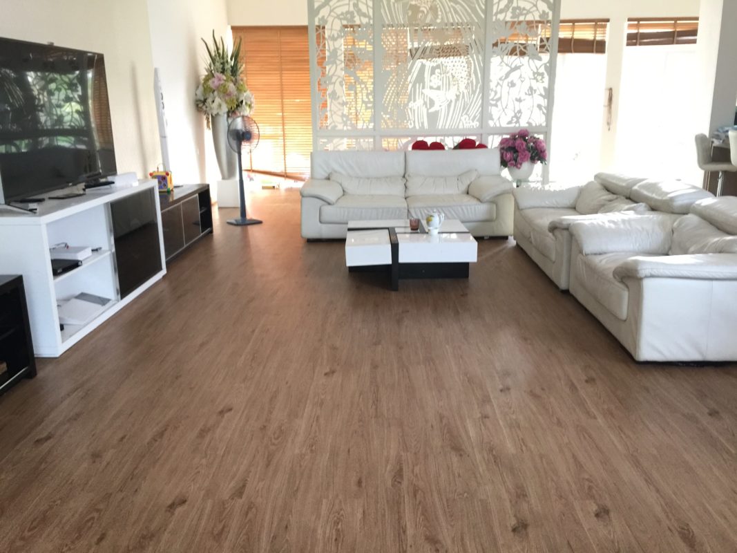 Sàn PVC có chịu được ẩm mốc không?