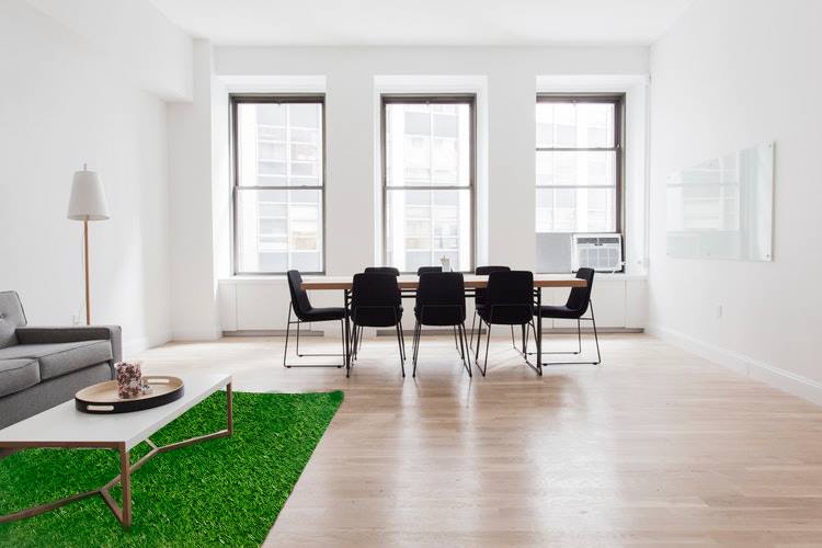 Thảm trải sàn màu xanh tươi mát hợp với mùa hè oi bức