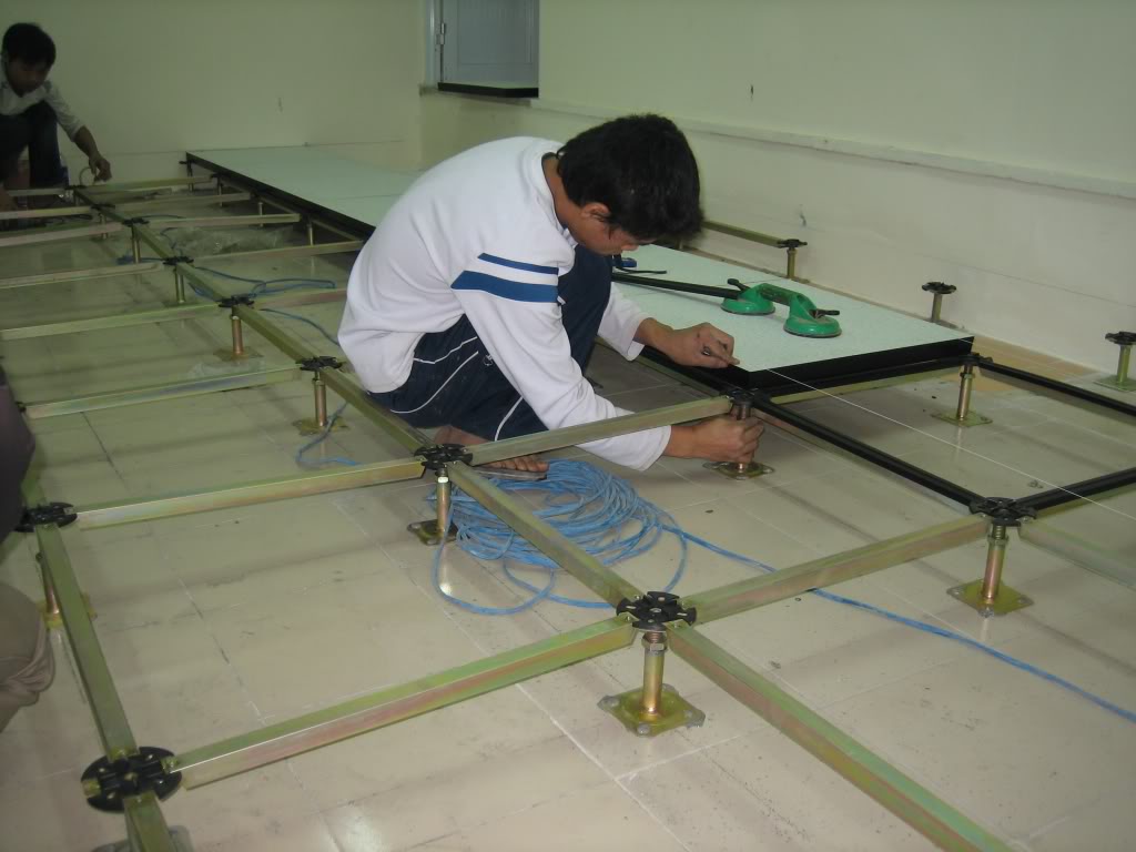 Thợ thi công sàn nâng phải có kinh nghiệm