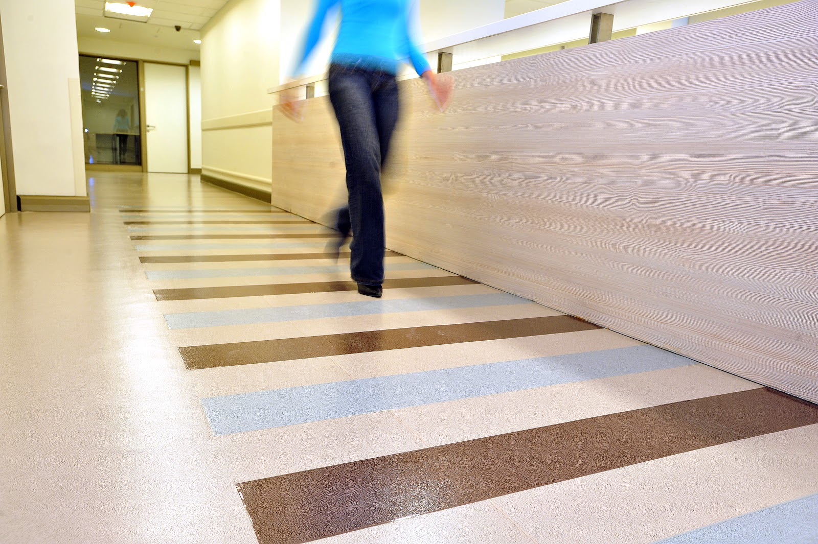 Di chuyển nhẹ nhàng trên sàn vinyl